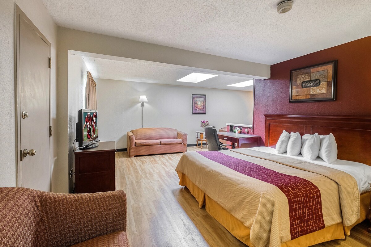 Suite, 1 King Bed, Non Smoking | In-room safe, desk, blackout drapes, cribs (free)