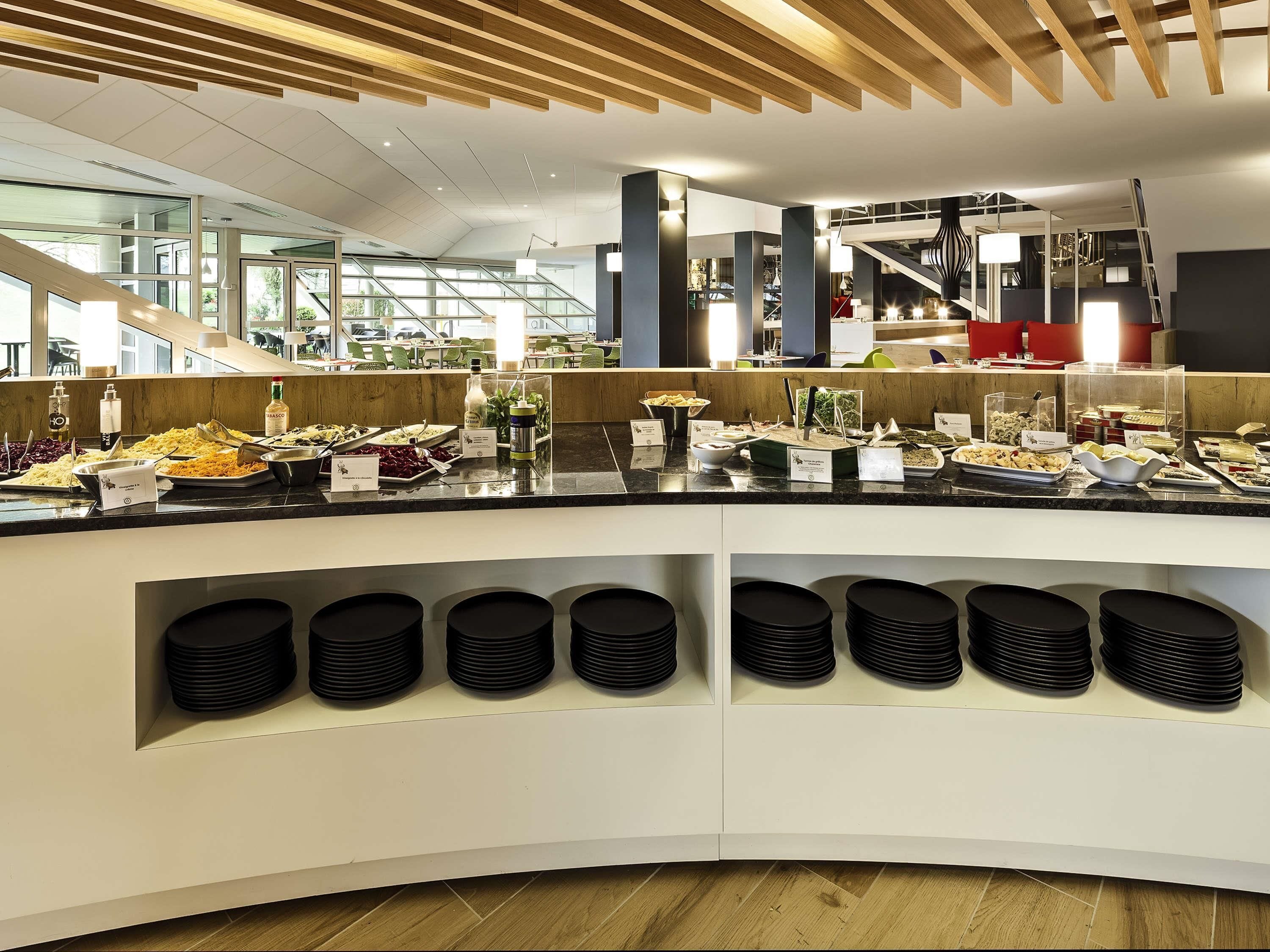 Lunch and dinner served, international cuisine