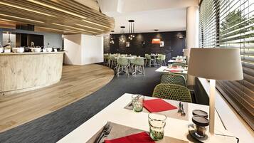 Se sirven almuerzos y cenas, cocina internacional