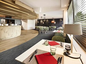 Lunch and dinner served, international cuisine - ibis Poitiers Site du Futuroscope (Chasseneuil-du-Poitou)