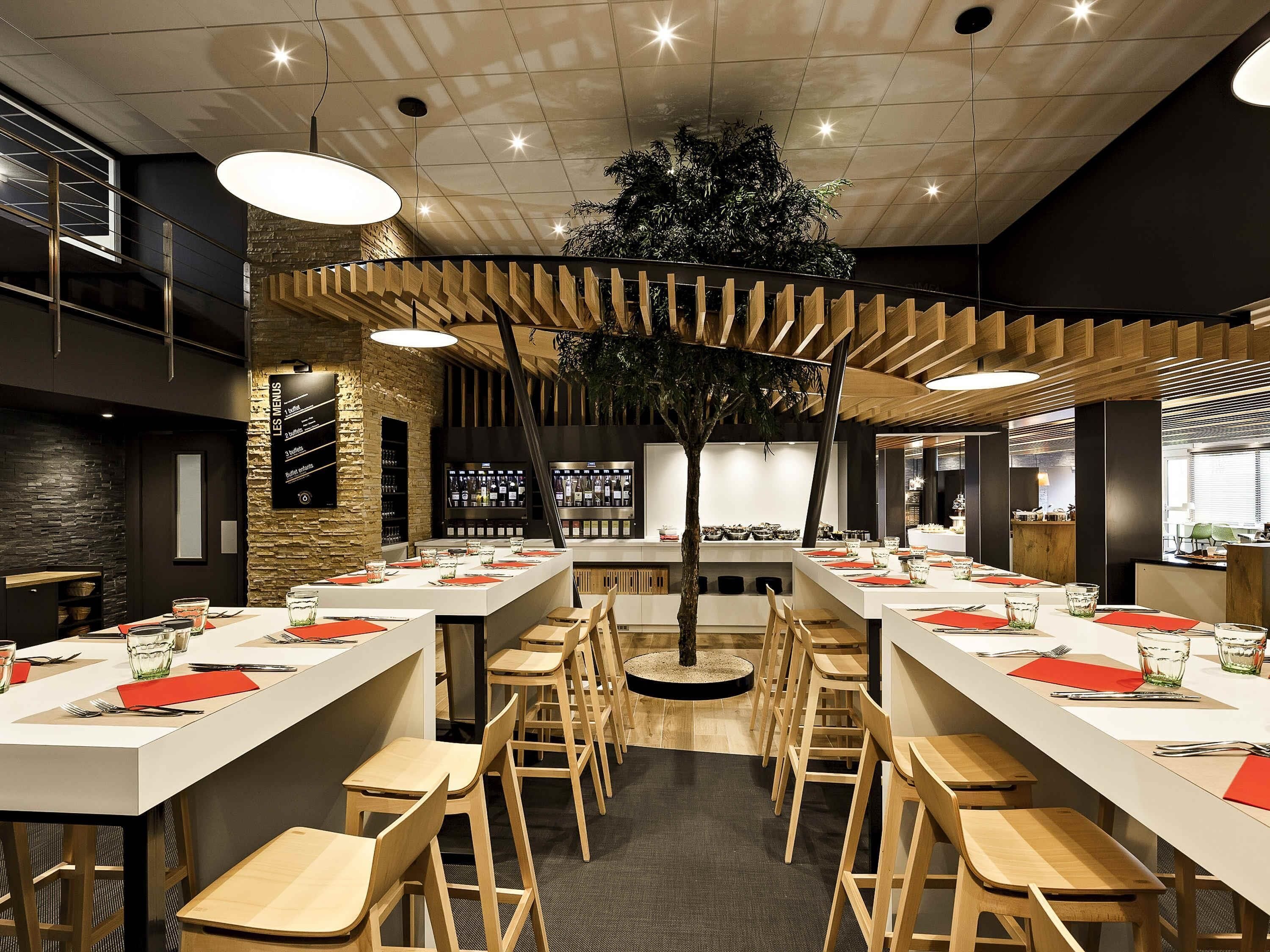 供應午餐和晚餐，國際料理