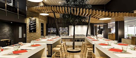 Lunch and dinner served, international cuisine