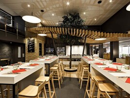 供应午餐和晚餐，国际美食