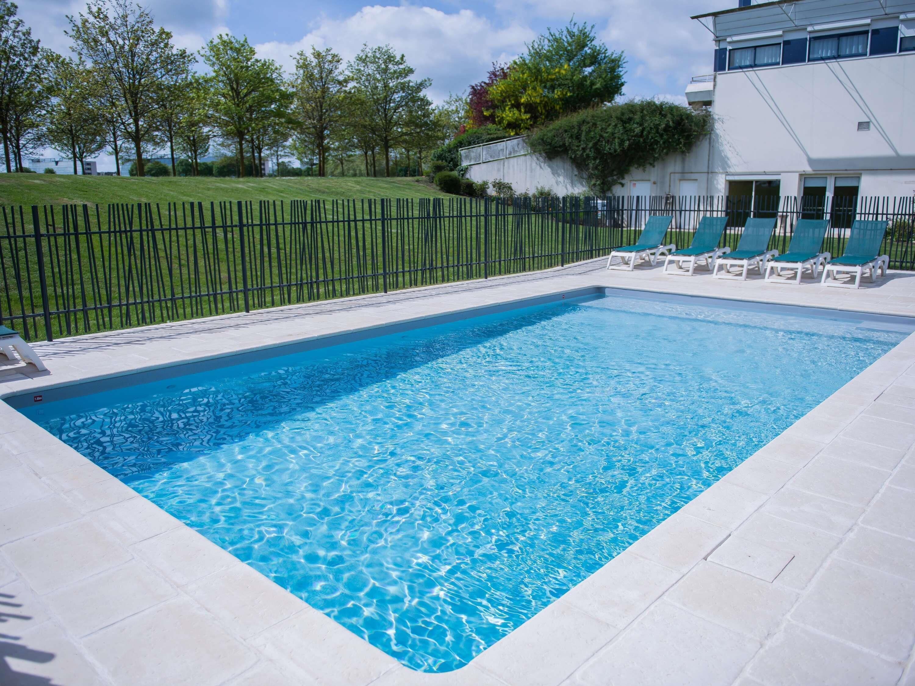 Piscina externa, espreguiçadeiras
