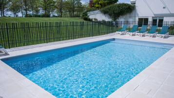Piscina externa, espreguiçadeiras