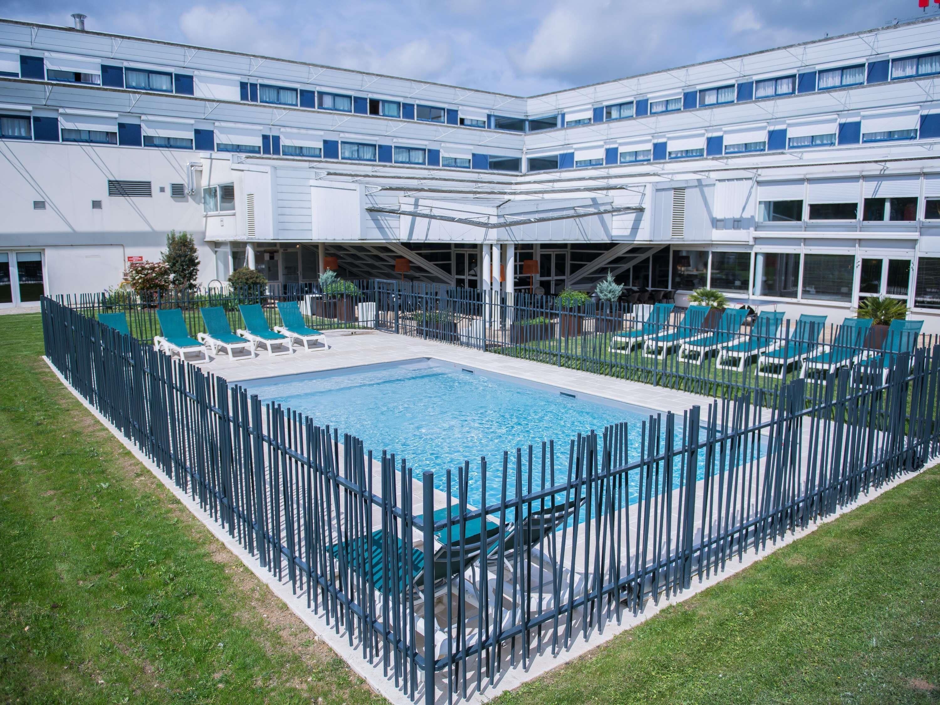 Piscine extérieure, chaises longues