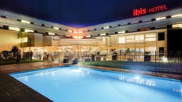 Piscine extérieure, chaises longues