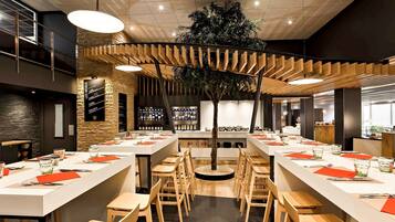 Déjeuner et dîner servis sur place, spécialités Cuisine internationale