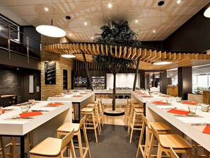Lunch and dinner served, international cuisine