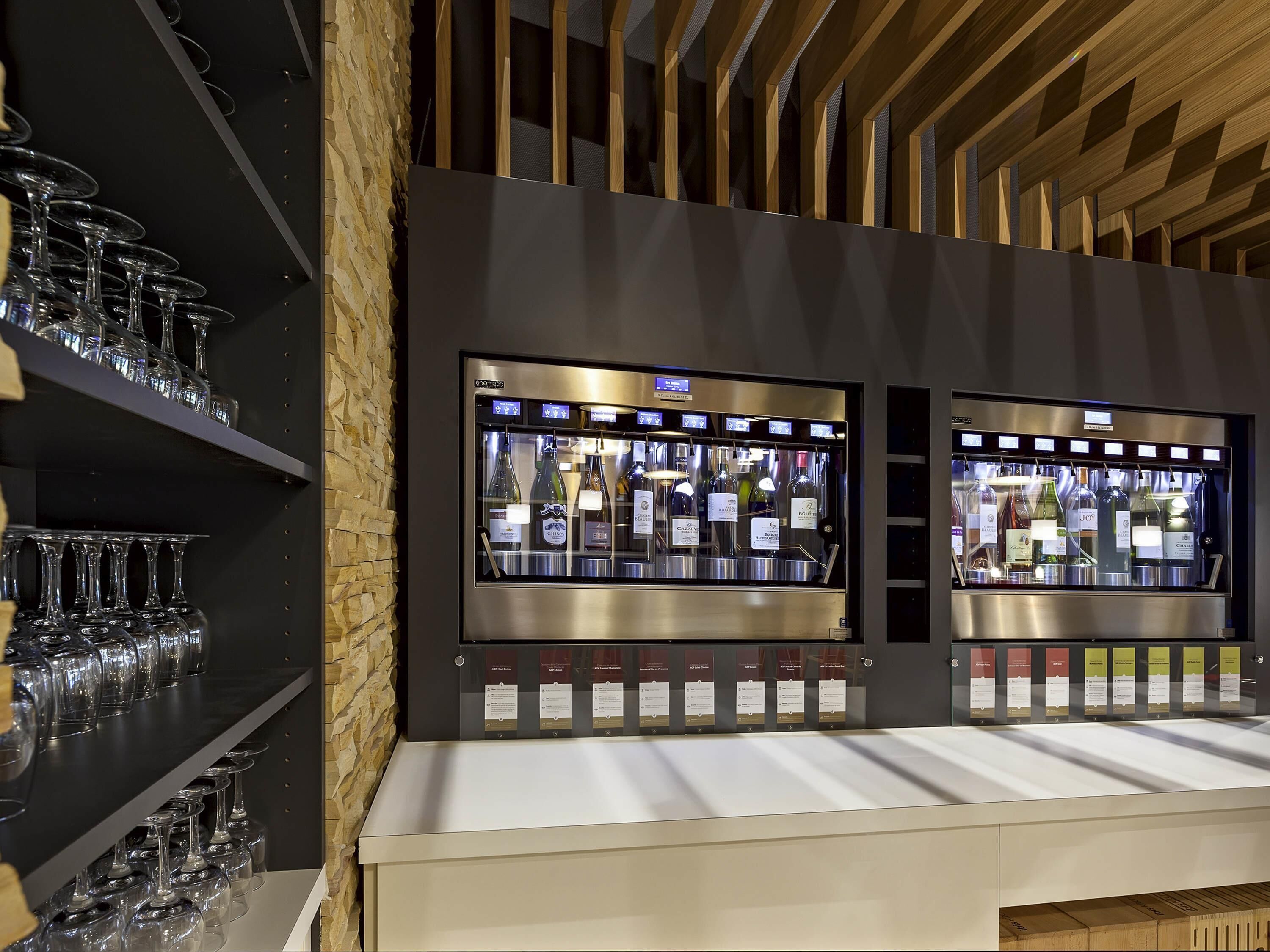 lunch and dinner served, international cuisine