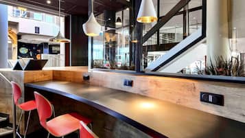 Lunch and dinner served, international cuisine