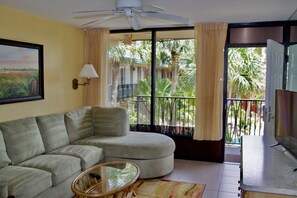 Suíte, 2 quartos | Área de estar | DVD player