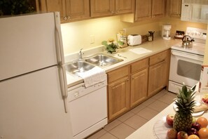 Suíte, 2 quartos | Cozinha privada | Geladeira grande, micro-ondas, fogão, cooktop