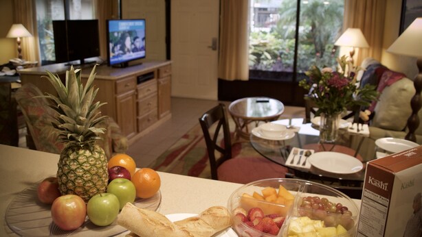 In-room dining - The Suites at Magic Tree (Kissimmee)