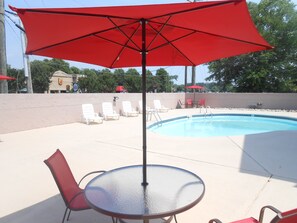 Outdoor pool, pool umbrellas, sun loungers - Americas Best Value Inn-Williamsburg/Lightfoot Area (Williamsburg)
