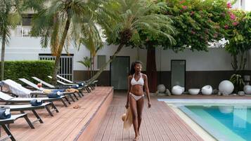 Piscine extérieure, chaises longues