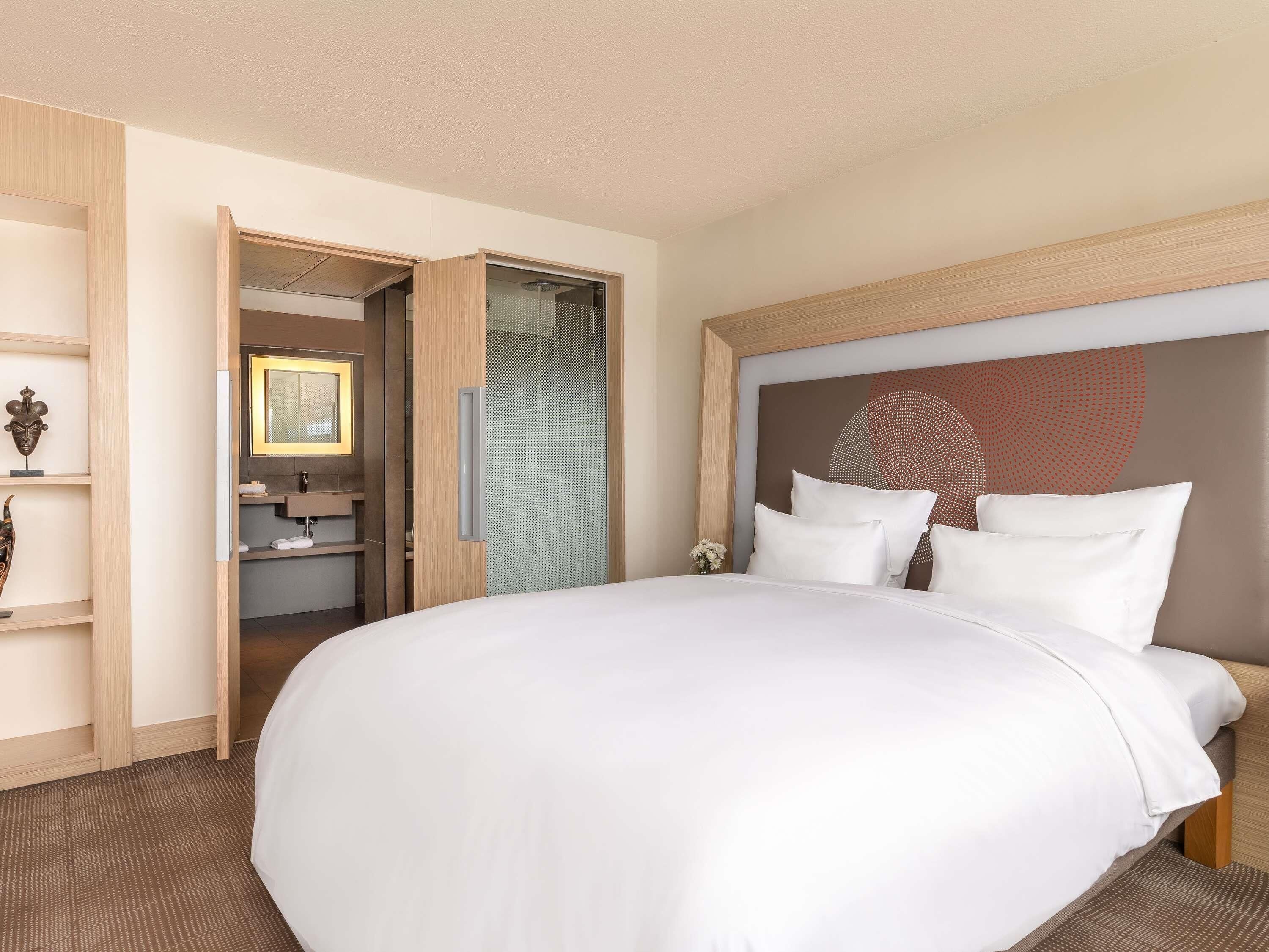 Ropa de cama de alta calidad, minibar, caja fuerte y escritorio