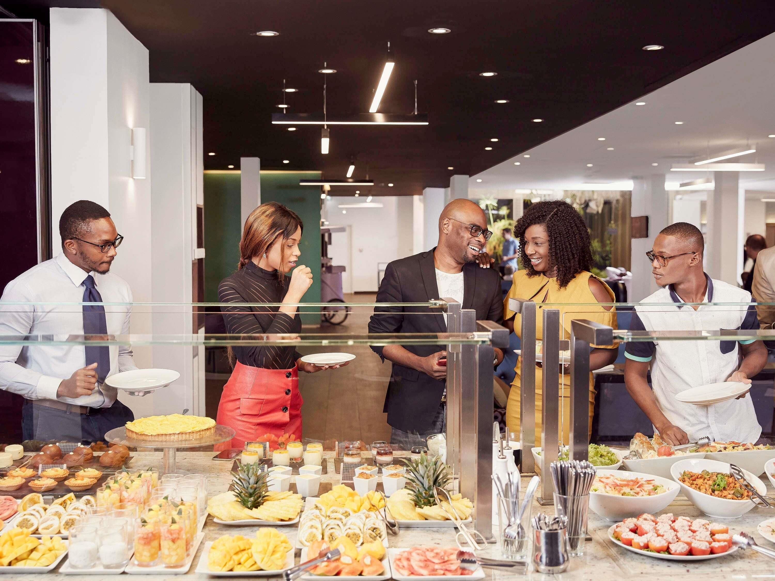 Un buffet proposant une variété de plats et doté d’un décor moderne.