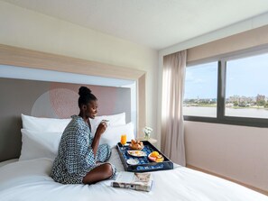 Premium bedding, minibar, in-room safe, desk - Novotel Abidjan Plateau (Abidjan)