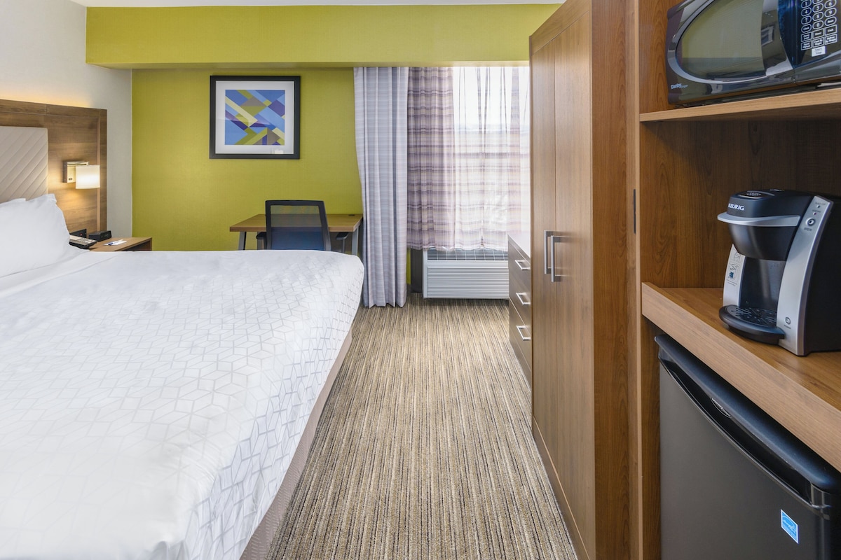 Standard Room, 1 King Bed, Microwave (Small, Minifridge) | Premium bedding, down comforters, pillowtop beds, desk
