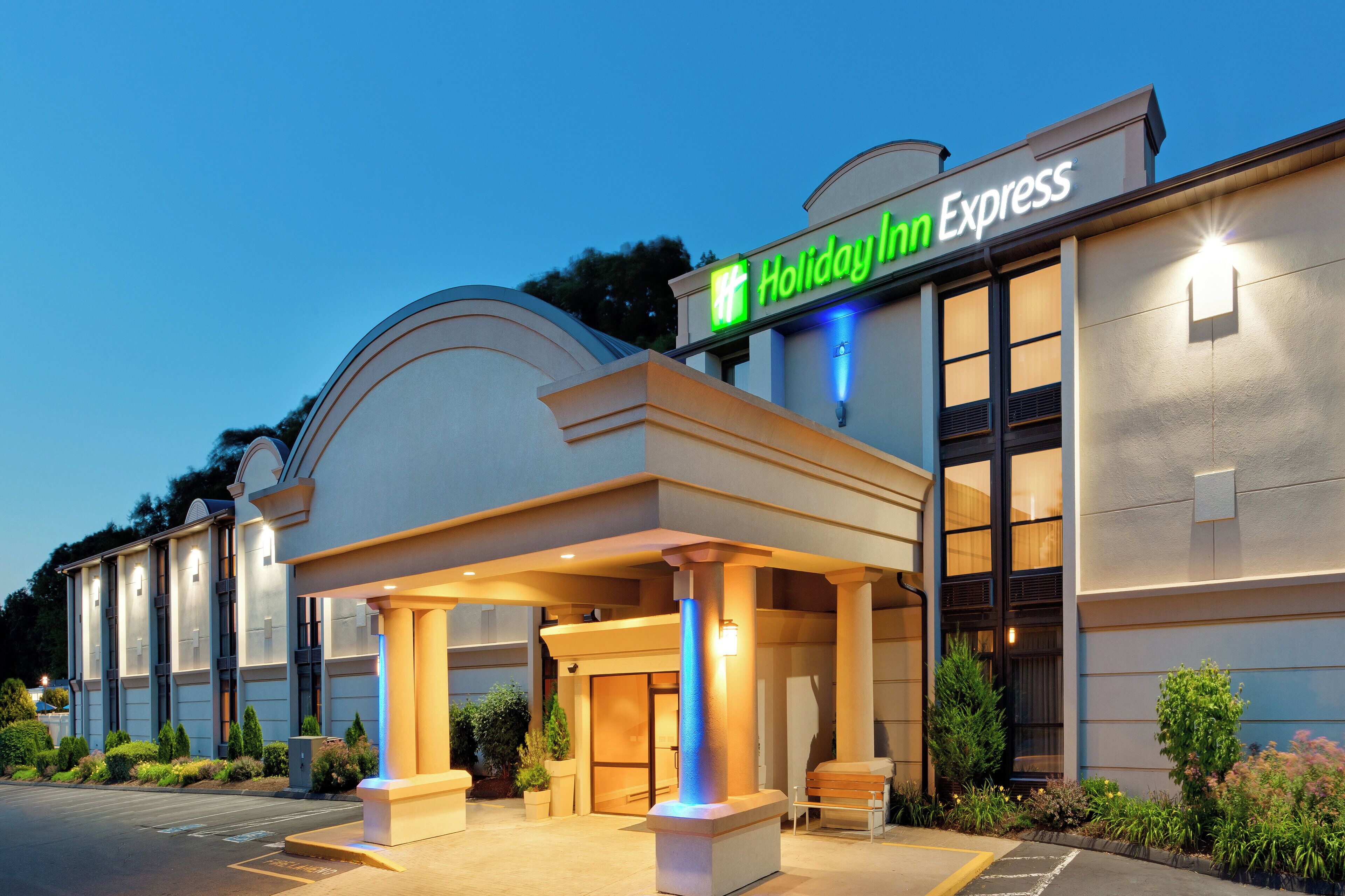 A Holiday Inn Express hotel with a covered entrance and a parking lot.
