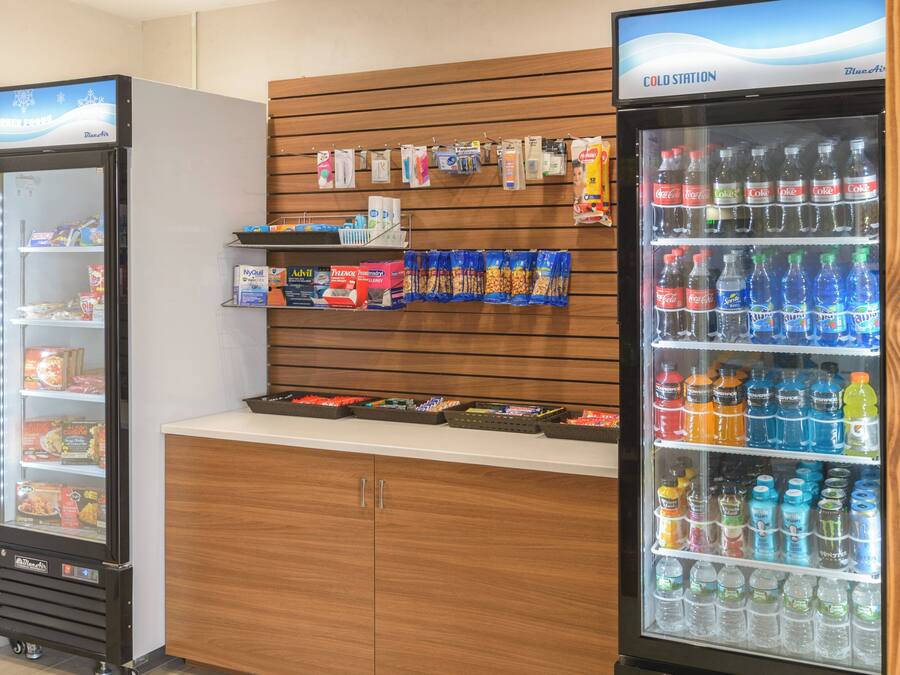 Area con distributori automatici di snack, bevande e prodotti per la pulizia.