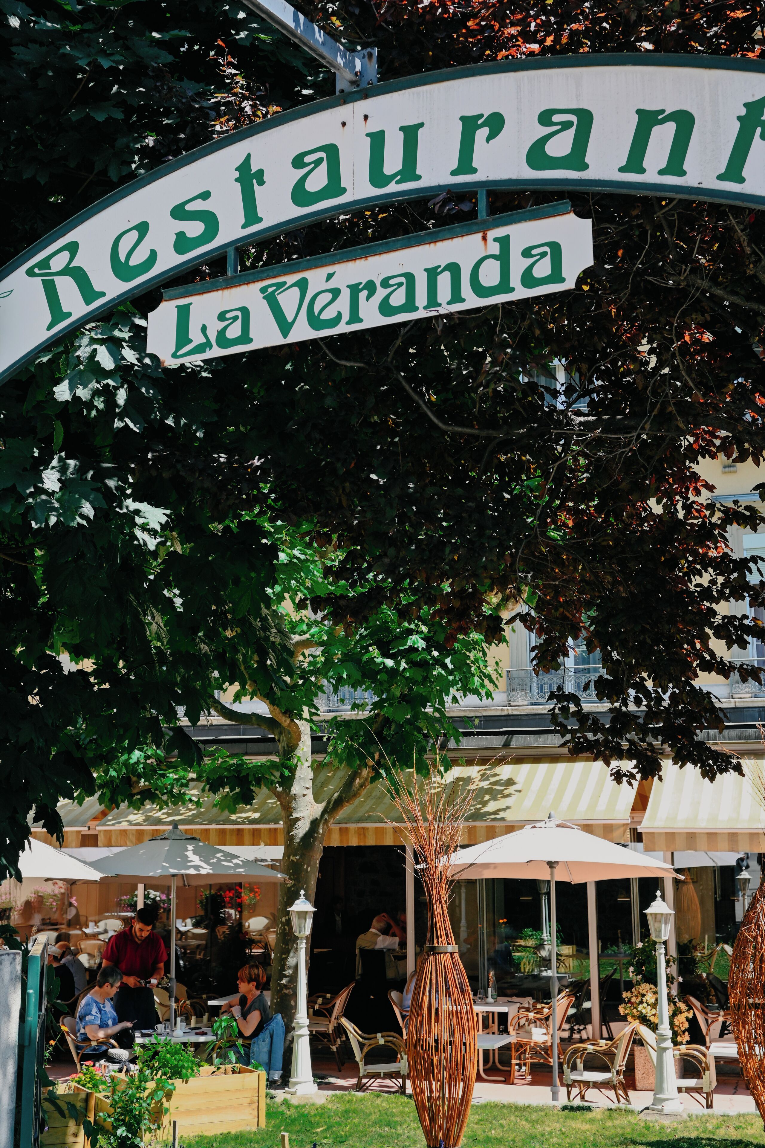 lunch and dinner served, international cuisine