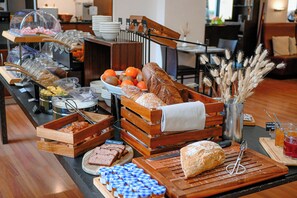 Petit déjeuner buffet (18 CHF par personne)