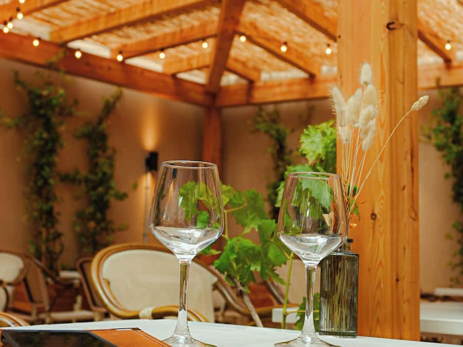 Makan tengah hari dan makan malam dihidangkan, masakan antarabangsa