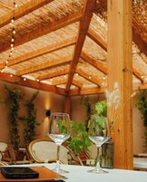 Lunch and dinner served, international cuisine