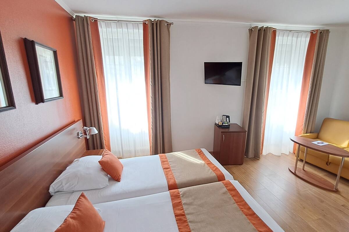 Triple Room | Minibar, in-room safe, desk, soundproofing