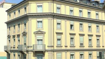 Un hotel de varios pisos con un estilo arquitectónico clásico, que cuenta con balcones y grandes ventanales.
