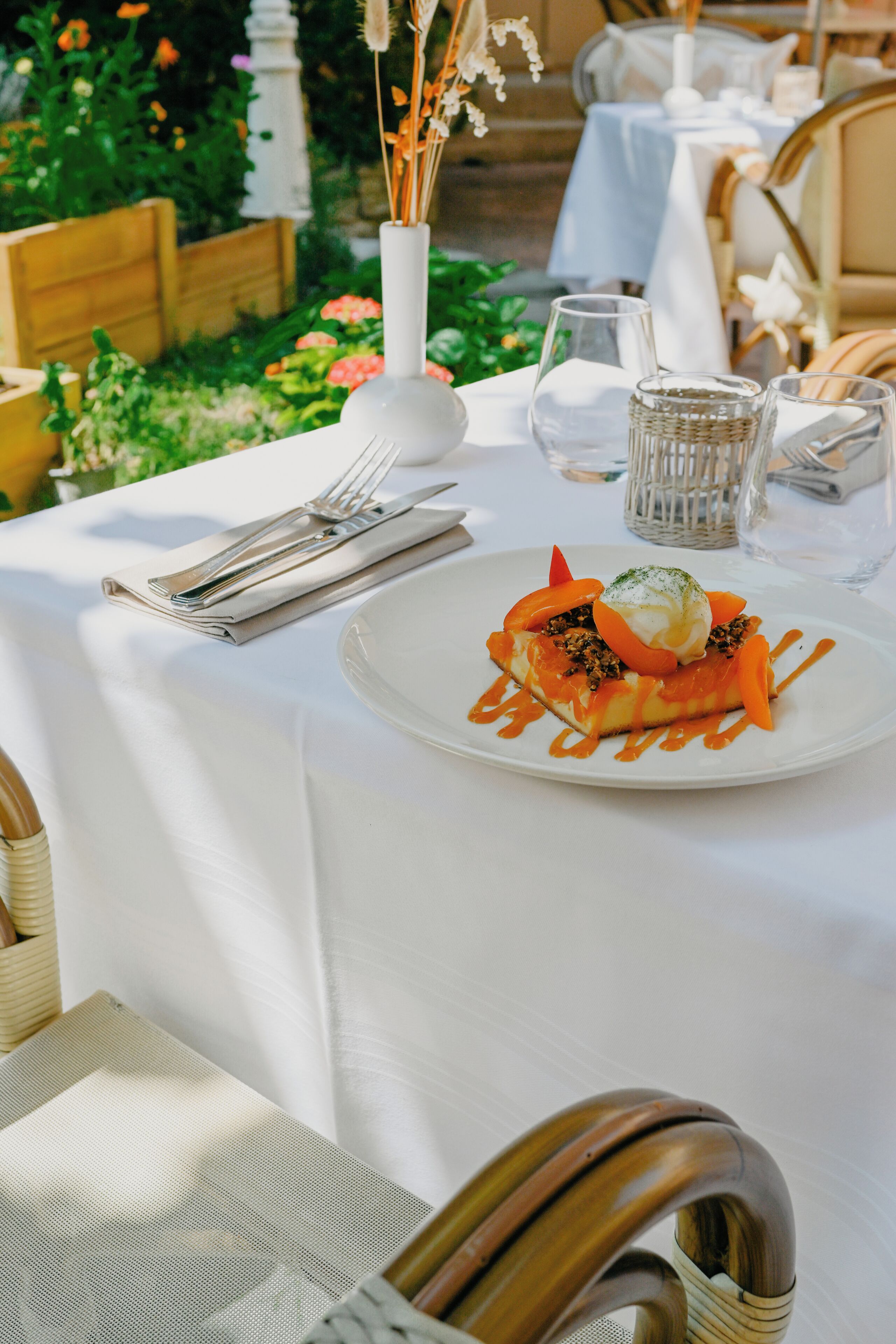 lunch and dinner served, international cuisine