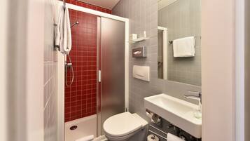 Dreibettzimmer | Badezimmer | Kostenlose Toilettenartikel, Haartrockner, Handtücher