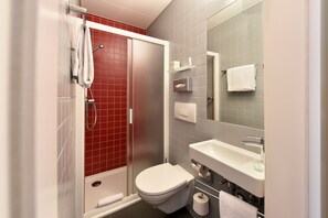 Triple Room | Bathroom | Free toiletries, hair dryer, towels - Hôtel International & Terminus (Geneva)