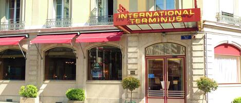 Un edificio con un letrero que dice "INTERNATIONAL TERMINUS HOTEL".