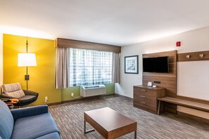 In-room safe, desk, laptop workspace, blackout curtains - Holiday Inn Express & Suites Camarillo by IHG (Camarillo)