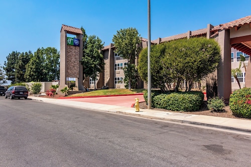 Holiday Inn Express & Suites Camarillo by IHG