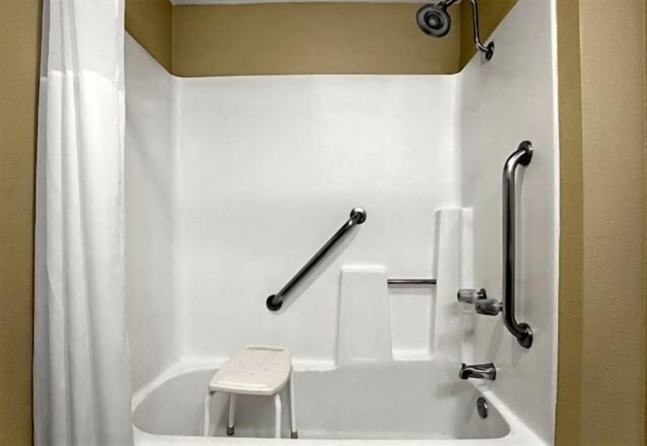 浴室 | 淋浴/浴缸二合一、免費盥洗用品、吹風機、毛巾