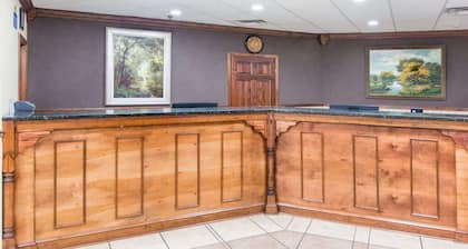 Days Inn by Wyndham Columbus-North Fort Moore