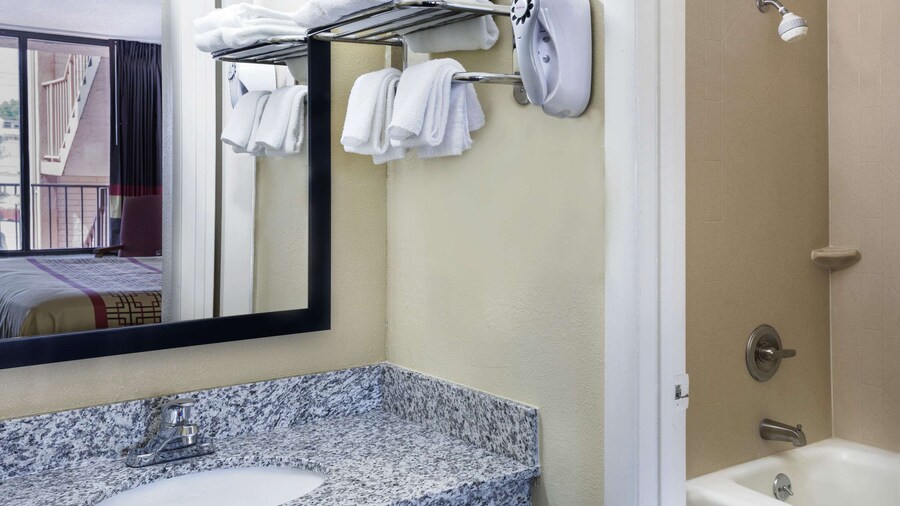 Days Inn by Wyndham Columbus-North Fort Moore