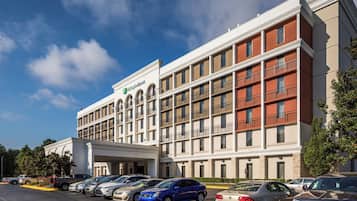 A Holiday Inn Express hotel with a parking lot full of cars.