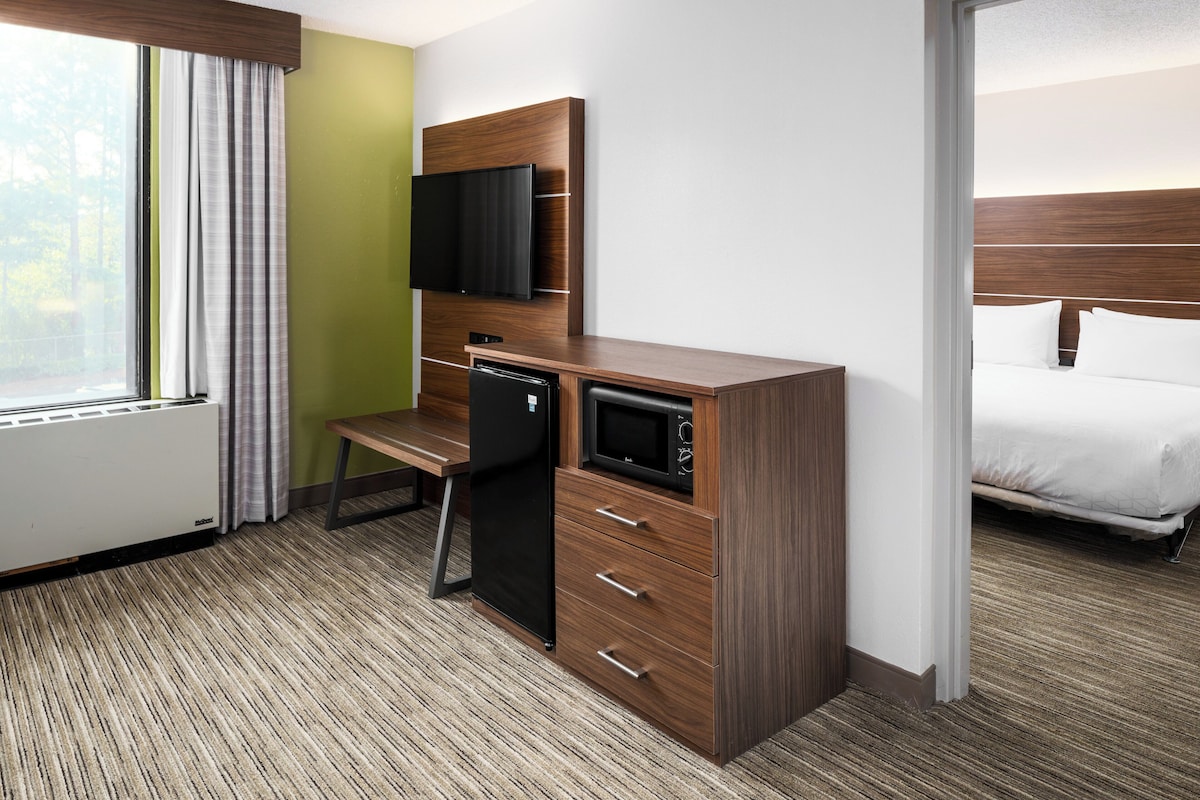 Premium bedding, pillowtop beds, in-room safe, desk