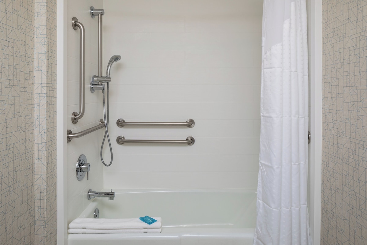 Standard Room, 1 Queen Bed, Accessible, Non Smoking (Communications/Mobility Accessible)