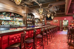 2 restaurants, lunch, dinner, brunch served; American cuisine