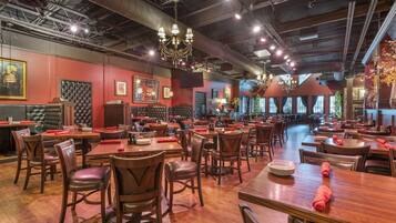 2 restaurantes; se sirven comidas, cenas y brunch
