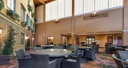 Best Western Plus White Bear Country Inn