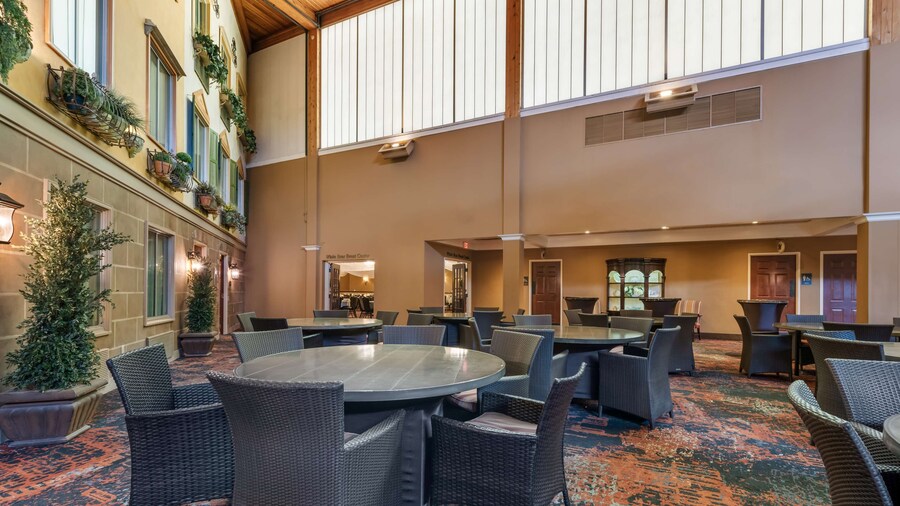 Best Western Plus White Bear Country Inn