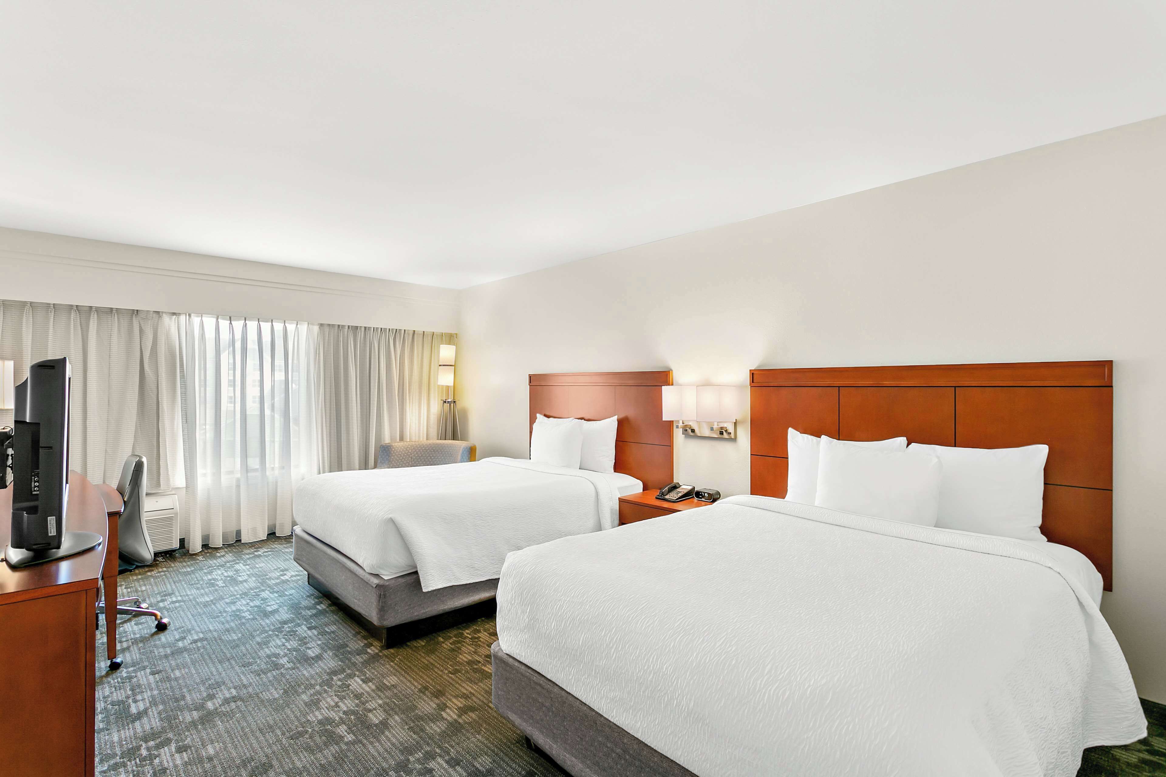 1 bedroom, premium bedding, desk, laptop workspace