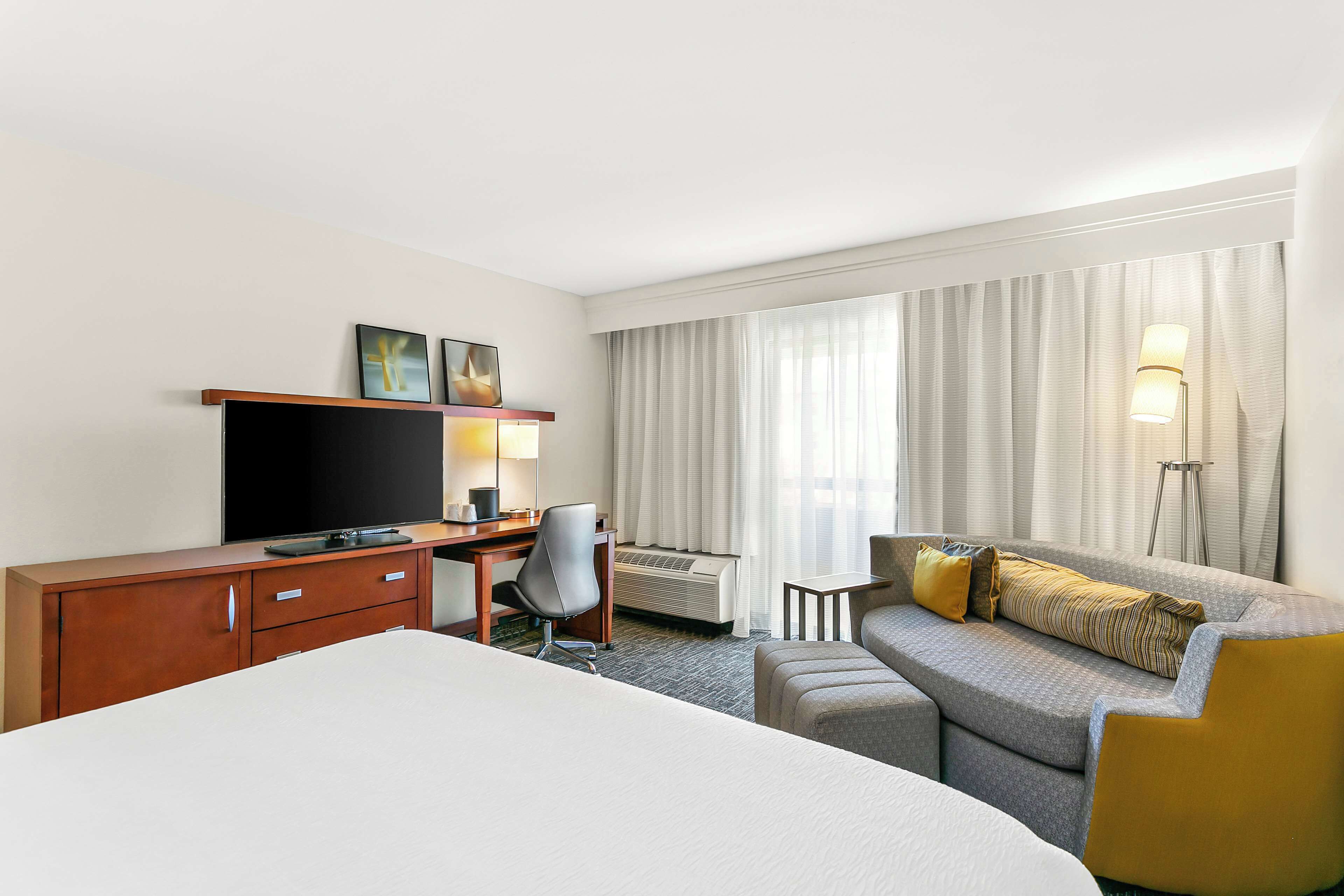 1 bedroom, premium bedding, desk, laptop workspace